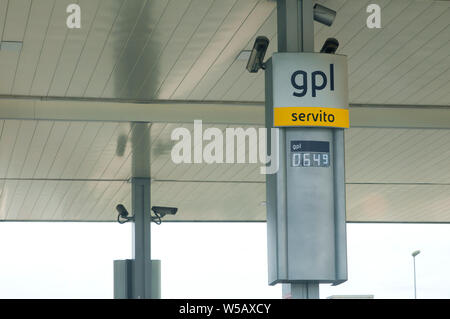 Massa, Italien - Juli 27, 2019 - FLÜSSIGGAS Preis Anzeige in einer italienischen Gas Station Stockfoto