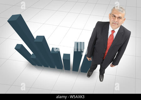 Geschäftsmann, der mit einem Balkendiagramm steht Stockfoto