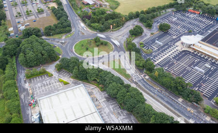 SWINDON, Großbritannien - 27 JULI 2019: Luftaufnahme der Giebelkreuz Kreisverkehr in Swindon Stockfoto