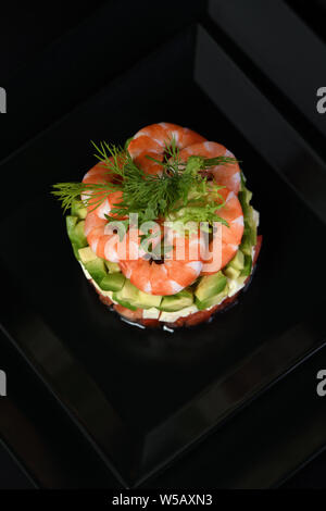 Tartar Avocado mit Mozzarella, Tomaten und Garnelen. Stockfoto