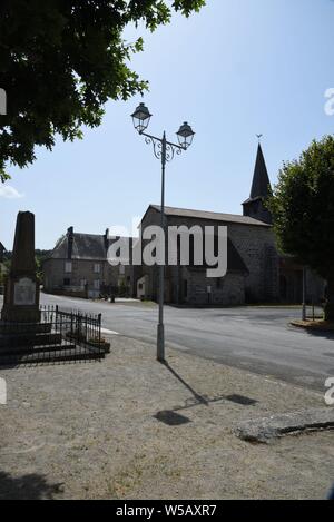 Maisonnisses in der Creuse Departement in der Nouvelle-Aquitaine Region in Frankreich. Die Kirche Saint-Jean-Baptiste. Stockfoto