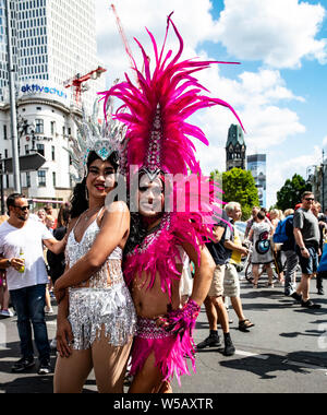 Berlin, Deutschland. 27. Juli, 2019. Verkleidete Teilnehmer der CSD-Parade. Das Motto der diesjährigen 41. Christopher Street Day ist das tonewall 50 - jeden Aufruhr beginnt mit Ihrer Stimme". Credit: Paul Zinken/dpa/Alamy leben Nachrichten Stockfoto