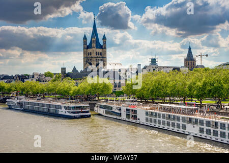 Köln, Deutschland - 12. Mai: Schiffe am Rhein in Köln, Deutschland, am 12. Mai 2019. Stockfoto