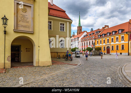 WROCLAW, Polen - 17. Juli 2019: katedralna Street, die Hauptstraße von Ostrow Tumski, einer der schönsten Straßen in Breslau Stockfoto