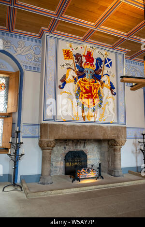 Restaurierten Kamin und Wandteppich in der Könige äußere Kammer innerhalb der Königspalast - Stirling Castle, Schottland, Großbritannien Stockfoto