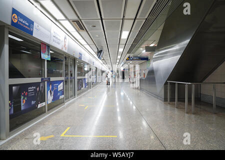 Bangkok, Thailand - 18 Feb, 2018: Die Passagiere gehen um für einen Transport Plattform in der Bangkok Thailand U-Bahnhof in Ban Stockfoto