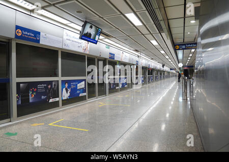 Bangkok, Thailand - 18 Feb, 2018: Die Passagiere gehen um für einen Transport Plattform in der Bangkok Thailand U-Bahnhof in Ban Stockfoto