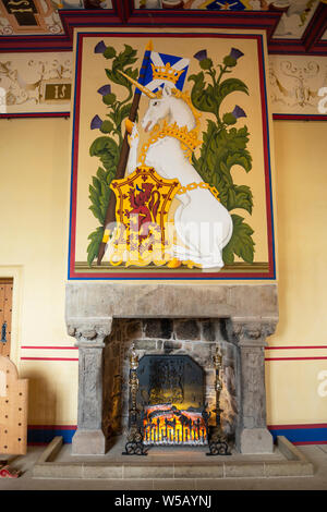 Restaurierten Kamin und Wandteppich in der Könige Schlafgemach im Königspalast - Stirling Castle, Schottland, Großbritannien Stockfoto