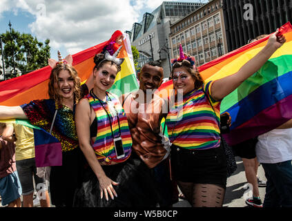 Berlin, Deutschland. 27. Juli, 2019. Mit Regenbogen Fahnen, Teilnehmer der CSD-Parade wird roaming werden die Stadt. Das Motto der diesjährigen 41. Christopher Street Day ist das tonewall 50 - jeden Aufruhr beginnt mit Ihrer Stimme". Credit: Paul Zinken/dpa/Alamy leben Nachrichten Stockfoto