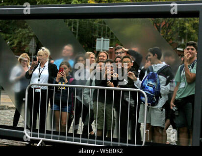 Manchester, UK, 27. Juli 2019. Junge Leute, die hoffen, eine Ansicht von Premierminister Boris Johnson aus der Wissenschaft und Industrie Museum hinter einer gläsernen Barriere, Manchester, UK zu erhalten. Quelle: Barbara Koch/Alamy leben Nachrichten Stockfoto