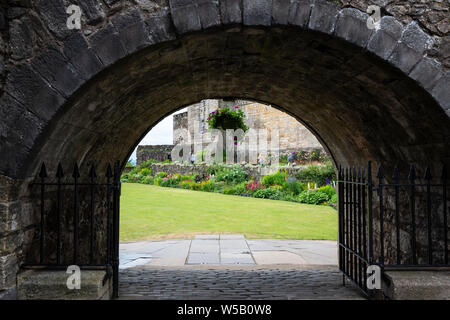 Torbogen führt zu der Königin Anne Gärten - Schloss Stirling, Schottland, Großbritannien Stockfoto