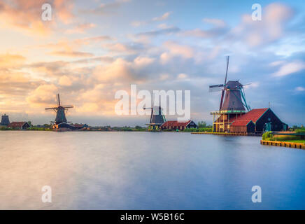 Alte Windmühlen, Zaanse Schans, Freilichtmuseum, Zaanstad, Nordholland, Holland, Niederlande Stockfoto