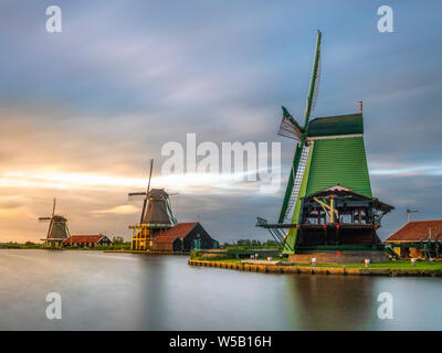 Alte Windmühlen, Zaanse Schans, Freilichtmuseum, Zaanstad, Nordholland, Holland, Niederlande Stockfoto