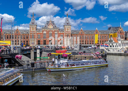 Boot Anlegestelle für Grachtenfahrten am Hauptbahnhof, Centraal, Amsterdam, Niederlande, Europa Stockfoto