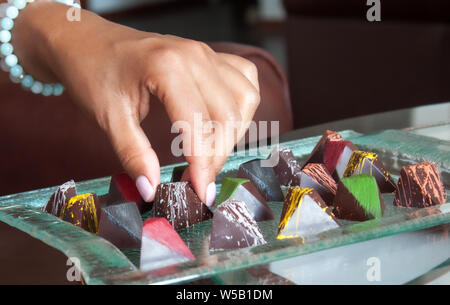 Schokolade gegossenen Pralinen. Stockfoto