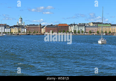 Pohjoisranta Damm, Hafen mit Yacht auf dem Hintergrund der Finnischen Evangelisch-lutherische Kathedrale der Diözese Stockfoto