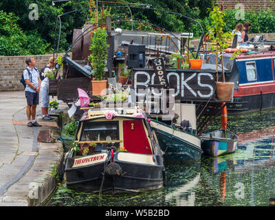 London Book Barge - die schwimmende Buchhandlung "Word on the Water" am Londoner Regent Canal Towpath in der Nähe der Kings Cross Station. Stockfoto