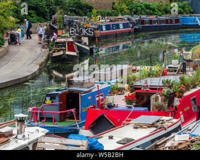 Das Wort auf dem Wasser schwimmende Buchladen' und anderen Hausbooten auf dem Londoner Regents Canal Leinpfad in der Nähe der Kings Cross Station. Stockfoto