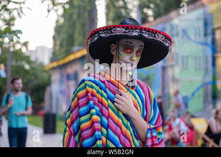 Kiew, Ukraine, Santa Muerte Karneval, 20.07.2019. Dia de los Muertos, Tag der Toten. Halloween. Mann mit Gesicht Farbe und das Tragen eines mexikanischen Mariachi s Stockfoto