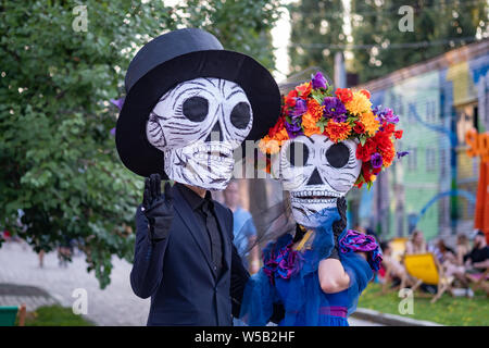 Kiew, Ukraine, Santa Muerte Karneval, 20.07.2019. Dia de los Muertos, Tag der Toten. Halloween. Mann und Frau die Teilnehmer des in Totenmasken. pa Stockfoto