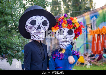 Kiew, Ukraine, Santa Muerte Karneval, 20.07.2019. Dia de los Muertos, Tag der Toten. Halloween. Mann und Frau die Teilnehmer des in Totenmasken. pa Stockfoto