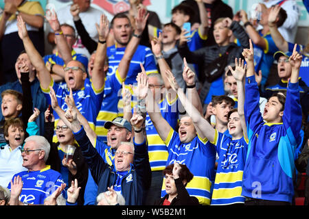 Bolton, Großbritannien. 27. Juli, 2019. Coral Rugby Challenge Cup Halbfinale Warrington Wolves gegen Hull FC; die Warrington Wölfe Fans in feine Stimme vor dem Halbfinale Credit: Aktion Plus Sport Bilder/Alamy leben Nachrichten Stockfoto