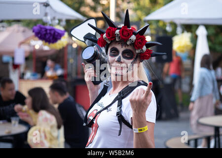 Kiew, Ukraine, Santa Muerte Karneval, 20.07.2019. Dia de los Muertos, Tag der Toten. Halloween. portrait von frau mit kreativen Sugar Skull Make up. Stockfoto