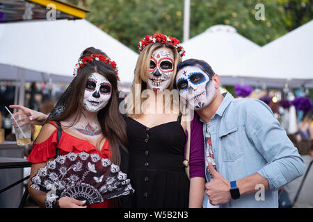 Kiew, Ukraine, Santa Muerte Karneval, 20.07.2019. Dia de los Muertos, Tag der Toten. halloween Portrait von Menschen mit Schädel Make-up Stockfoto