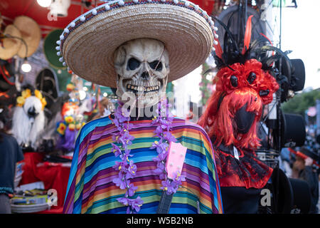 Kiew, Ukraine, Santa Muerte Karneval, 20.07.2019. Dia de los Muertos, Tag der Toten. Halloween. dummy Skelett in sambrero und Poncho gekleidet wie m Stockfoto