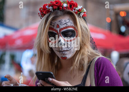 Kiew, Ukraine, Santa Muerte Karneval, 20.07.2019. Dia de los Muertos, Tag der Toten. Halloween. Porträt der jungen Mädchen mit skullmake-up auf Ihrem Gesicht Stockfoto