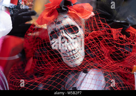 Kiew, Ukraine, Santa Muerte Karneval, 20.07.2019. Dia de los Muertos, Tag der Toten. Halloween Totenkopf mit roten Schleier und Kranz Stockfoto