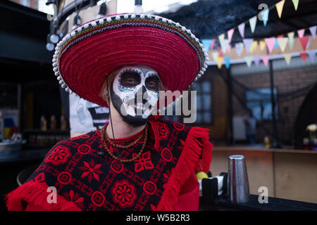 Kiew, Ukraine, Santa Muerte Karneval, 20.07.2019. Dia de los Muertos, Tag der Toten. Halloween. Mann mit Gesicht Farbe und das Tragen eines mexikanischen Mariachi s Stockfoto