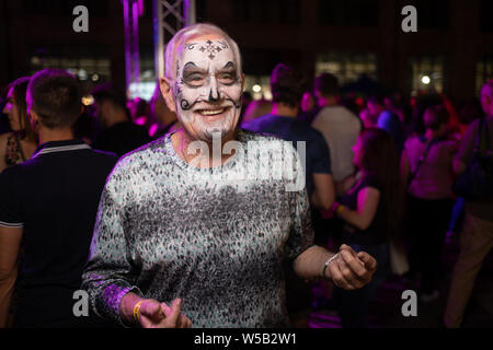 Kiew, Ukraine, Santa Muerte Karneval, 20.07.2019. Dia de los Muertos, Tag der Toten. Halloween. älterer Mann mit Schädel, Make-up und in den öffentlichen Raum wa Stockfoto