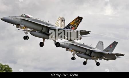 2 Swiss Air Force McDonnell Douglas F/A-18C Hornet der Ankunft in RAF Fairford für das Royal International Air Tattoo 2019 Stockfoto