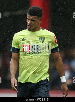 AFC Bournemouth Dominic Solanke feiert seine Seite zweite Ziel zählen während der Vorsaison Freundschaftsspiel Bei Griffin Park, London. Stockfoto