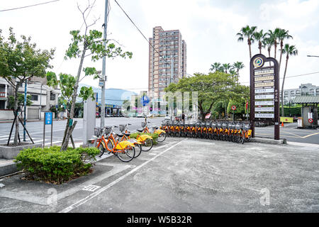 Taipei, Taiwan - 1 Okt, 2017: Fahrräder für die Vermietung in der Nähe von Exit Bereich Tuchen MRT Station (U-Bahn), Taipei, Taiwan. Stockfoto