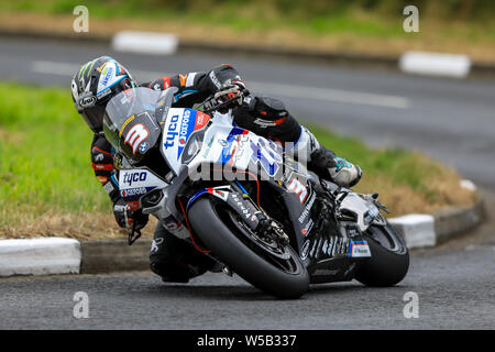 Consolation-maisonnettes, Nordirland. 27. Juli, 2019. Consolation-maisonnettes Straße Rennen das Rennen der Legenden; Michael Dunlop (Tyco BMW) gewinnt den Armoy Rennen das Rennen der Legenden, zum 8. Mal: Aktion plus Sport/Alamy leben Nachrichten Stockfoto