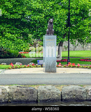 Cat Dudley Statue mit Blick auf den Linlithgow Union Canal Gesellschaft canal Boote in Linlithgow Canal Zentrum der Union Canal Linlithgow Schottland Stockfoto