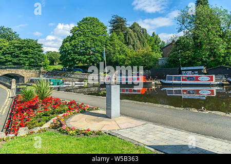 Cat Dudley Statue mit Blick auf den Linlithgow Union Canal Gesellschaft canal Boote in Linlithgow Canal Zentrum der Union Canal Linlithgow Schottland Stockfoto