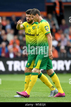 Norwich City Grant Hanley (links) und Timm Klose während der Vorsaison Freundschaftsspiel an der Kenilworth Road, Luton. Stockfoto