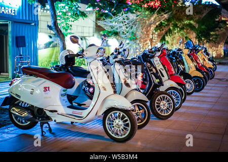 Bangkok, THAILAND - 6 Mär, 2016: In der Nacht von Rama 9 road Pfad - Vespa Gang waren Parkplätze in der Zeile für das Treffen und zusammen gethering., Bangko Stockfoto