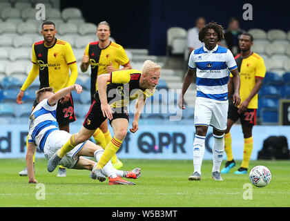 Die watford wird Hughes gewinnt die Kugel aus Queens Park Rangers' Matt Smith während der Vorsaison Freundschaftsspiel an der Loftus Road, London. Stockfoto