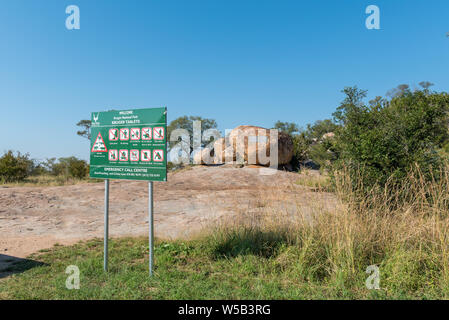Krüger National Park, Südafrika - Mai 6, 2019: eine Ansicht von der Krüger Tabletten, zum Gedenken an die Gründung der Kruger Park 1898. Eine Information Stockfoto