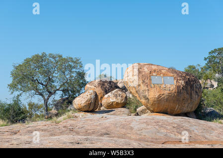 Krüger National Park, Südafrika - Mai 6, 2019: eine Ansicht von der Krüger Tabletten, zum Gedenken an die Gründung der Kruger Park 1898 Stockfoto