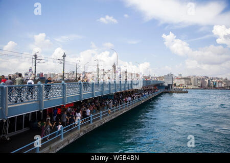 ISTANBUL, Türkei - 21. JUNI 2019: Nicht identifizierte Personen im Galata Brücke in Istanbul, Türkei. Galata Bridge ist die fünfte Brücke an diesem Ort und war Comp Stockfoto