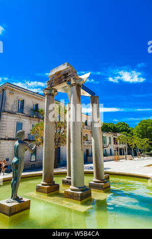 NIMES, Frankreich - 29 April, 2019: La Source de l'Etoile Place d'Assas in Nimes, Frankreich, Martial Raysse bei 1989 gemacht Stockfoto