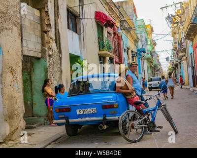 Havanna, Kuba - November 24, 2015: Unbekannter Menschen auf der Straße von Havanna, Kuba. Es ist Kuba Hauptstadt mit spanischer Kolonialarchitektur. Stockfoto