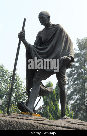 Niedrigen Winkel Ansicht einer Statue von Mahatma Gandhi, New Delhi, Indien Stockfoto