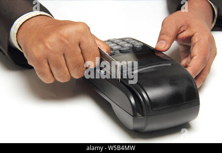 Verkäuferin swiping Kreditkarte durch Maschine Stockfoto