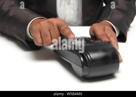 Verkäuferin swiping Kreditkarte durch Maschine Stockfoto